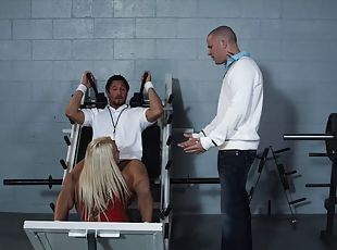 Tattooed blonde with long hair getting fingered in the gym
