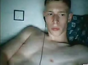 Flexible guy sucks his own cock in a webcam video