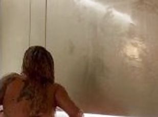 RAW SEX ON THE BATH ENDS IN CREAMPIE