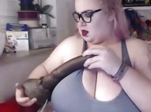 Plumper sexy girl flashing on camshow
