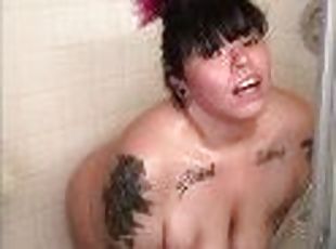 bañando, masturbación, amateur, latino, regordeta, regordeta-chubby, ducha, a-solas, morena, tatuaje
