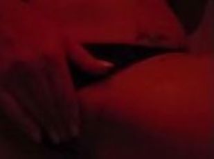 Latina - Argenina Camila Forty se masturba con sus dedos en el sauna