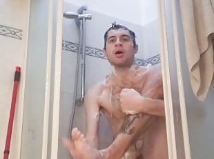 Maracujand si mostra nudo mentre si fa la doccia calda insaponandosi il cazzo