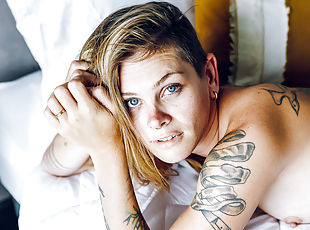 Blue-eyed bimbo with tattoos screwed by her boyfriend