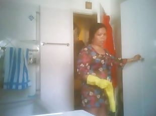 Neue Putzfrau nimmt eine Dusche