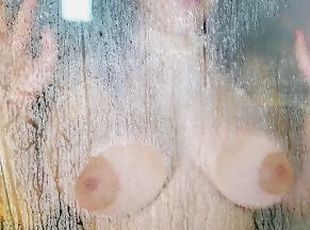 Acompaña a esta chica Venezolana de 18 años a tomar una ducha sensual y provocativa