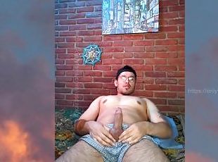 active 19cm big cock shows his feet, hairy macho ass and ends up masturbating!