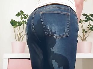 Lumi Wets her Jeans