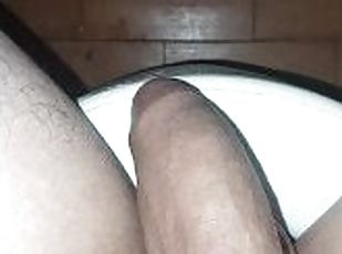 Masturbacion y eyaculacion a escondidas en el baño mientras veo un video porno