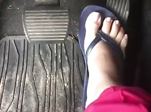 @tici_feet  Acelerando (prvia) - Pedal pumping wearing havaianas with french tips! (preview)