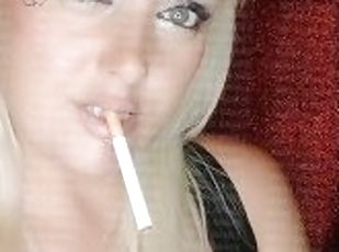amateur, belle-femme-ronde, joufflue, blonde, britannique, fétiche, fumer