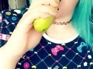 BBW thicc pawg eats a cucumber :P