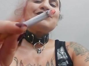 amatérske, pov, fetišistické, sólo, fajčenie-smoking, bruneta, ženská-dominancia, tetovanie