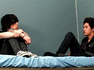 Smooth emo twinks kiss lustily in bed