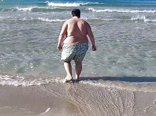 Je baigne mon énorme ventre de chubby dans la mer