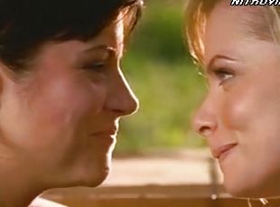 Jaime Pressly and Tiffani-Amber Thiessen Going Lesbian in the Hot Tub