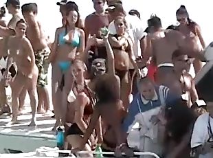 al-aire-libre, fiesta, sexo-en-grupo, playa, locura, natural, con-piercings, bikini, yate