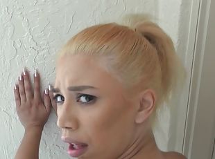 Nerdish blonde chick can suck the dick like a real professional