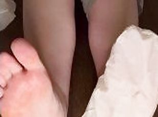 Amateur PAWG removes wet foot mask and massages her feet - FREE ONLYFANS
