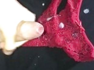 Grosse ejac sur un petit string rouge