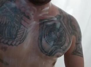 kupanje, amaterski, veliki-kurac, drkanje, prvi-put, pod-tušem, sami, mišićavi, rijaliti, tetovaže