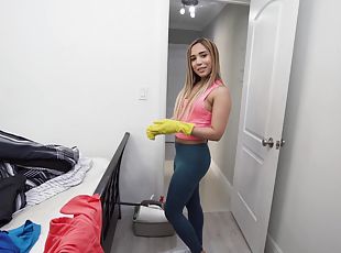 Curvy beauty stops her cleaning to work her magic on a big dick