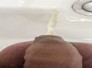 POV : Piss in the sink + close-up
