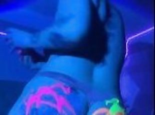 Big ass babe twerks with neon paint ????