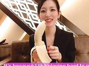BANANA BLOWJOB to put on the condom! Japanese amateur handjob