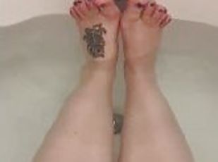 segg, fürdőkádban, amatőr, nagytestű, láb, fétis, szólóban, tetoválás, lábujjak